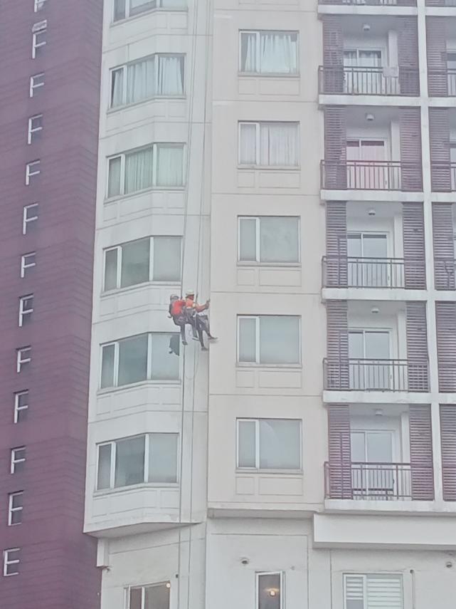 spider method access that implements building cleaning and repair in a commercial condominium